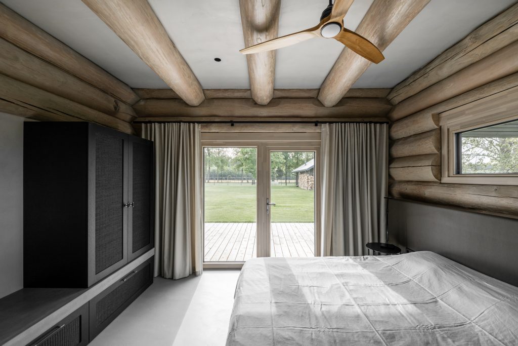 The devil is in the details, and in this log house, every detail is meticulously curated for harmony. Door handles and furniture knobs echo the marriage of metal and leather, creating a unified aesthetic. Wooden logs used for walls and patching wooden ceiling fan completes the look.